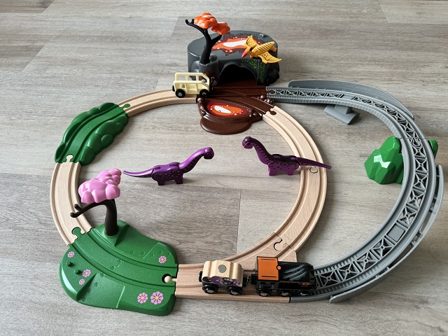 Brio-Eisenbahn-mit-Dinos