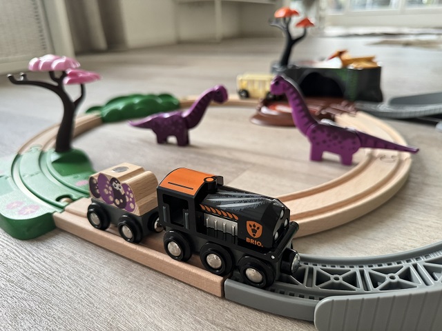 Brio-Eisenbahn-mit-Dinosauriern